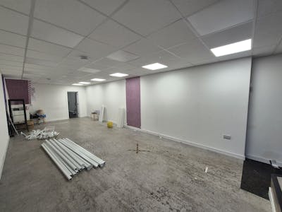 47 High Street West, Glossop, Retail To Let - 20260121_163751.jpg