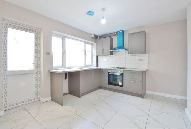 35 High Street, Heathrow, A3 / Residential / Retail For Sale - Apartment kitchen.jpg