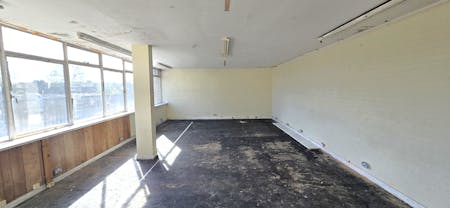 Unit 3, Lyndean Industrial Estate, London, Industrial To Let - 20260408_160801(0) - Edited.jpg