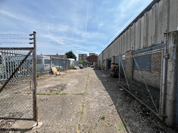 The Warehouse, Aylesbury, Industrial To Let - 20250617_130806639_iOS.jpg