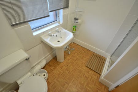 1 Crompton Avenue, Bolton, Office / Retail For Sale - First Floor Shower Room