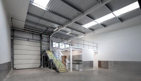 692 Stirling Road, Slough, Industrial / Warehouse To Let - 692 Stirling Road 2.jpg