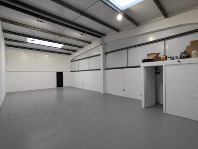 Unit 33, Watford, Industrial / Warehouse To Let - PXL_20240918_075630010.jpg