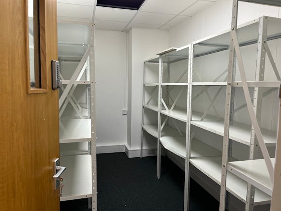 Suite 4, Tower House, Aylesbury, Offices To Let - IMG_8183.JPEG