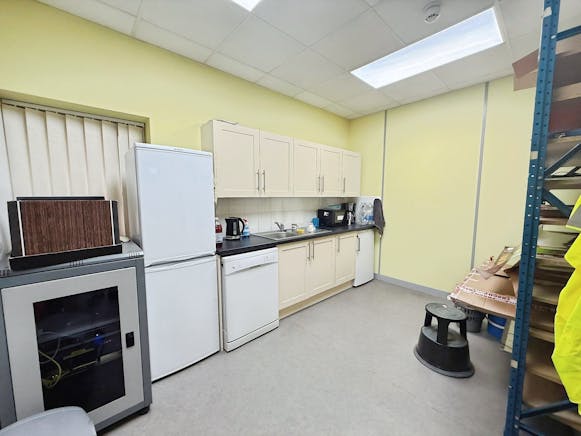 14 Braiswick Place, Basildon, Industrial / Office To Let / For Sale - 4a14fb85IMG20251104WA0033.jpg