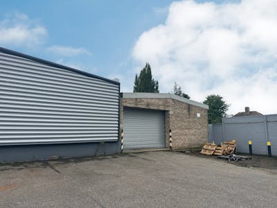 Unit 10, Mount Road Industrial Estate, Feltham, Industrial/Logistics To Let - 10 Mounr Road yard.jpg