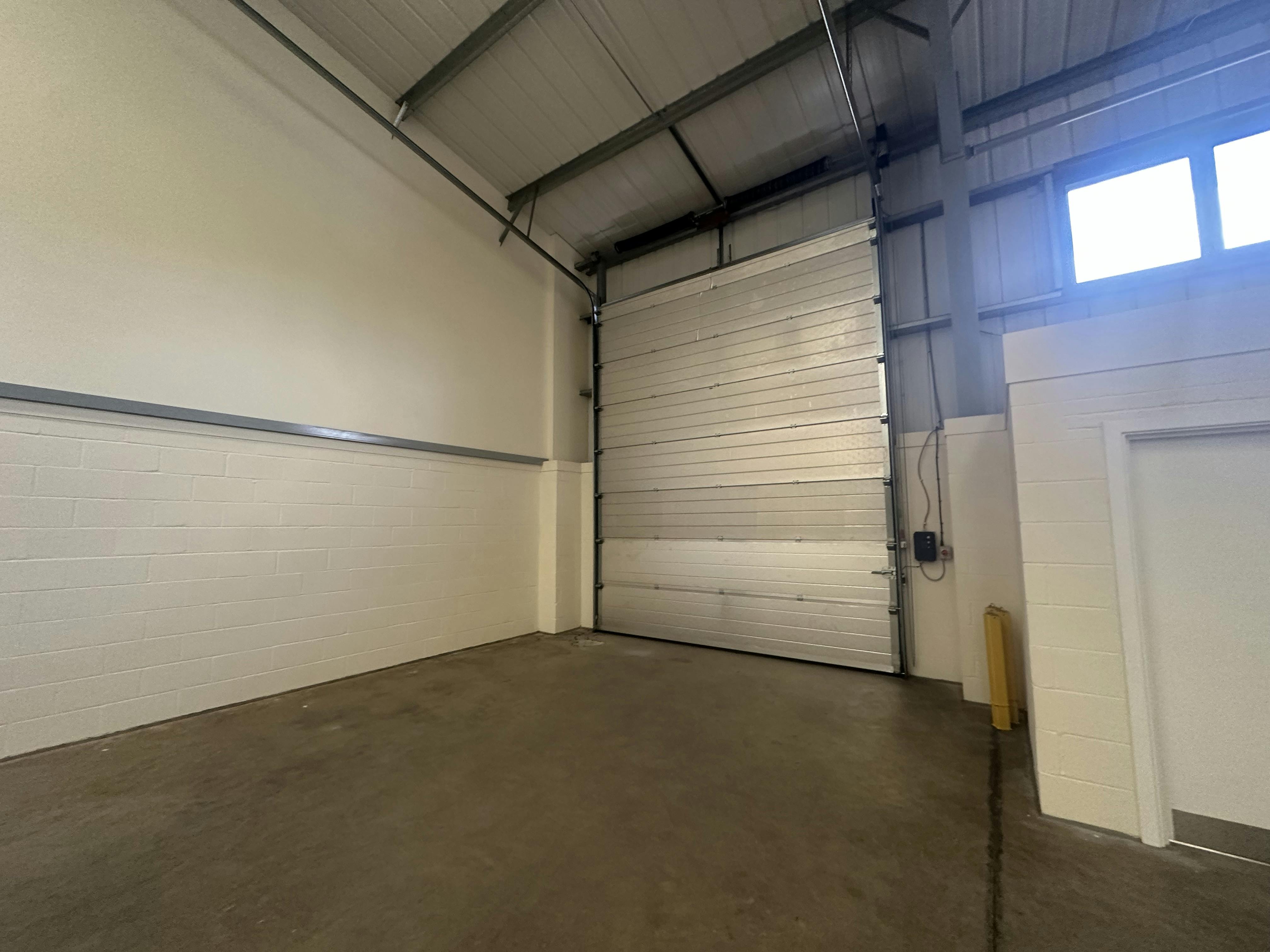 Units 24 & 25 Vale Industrial Estate, Southern Road, Aylesbury, Industrial To Let - IMG_2856.jpeg