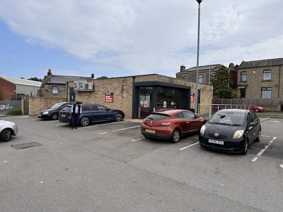 4 Northgate Centre, Heckmondwike, Retail / Retail Lease Assignment - 20250724_083415019_iOS.jpg