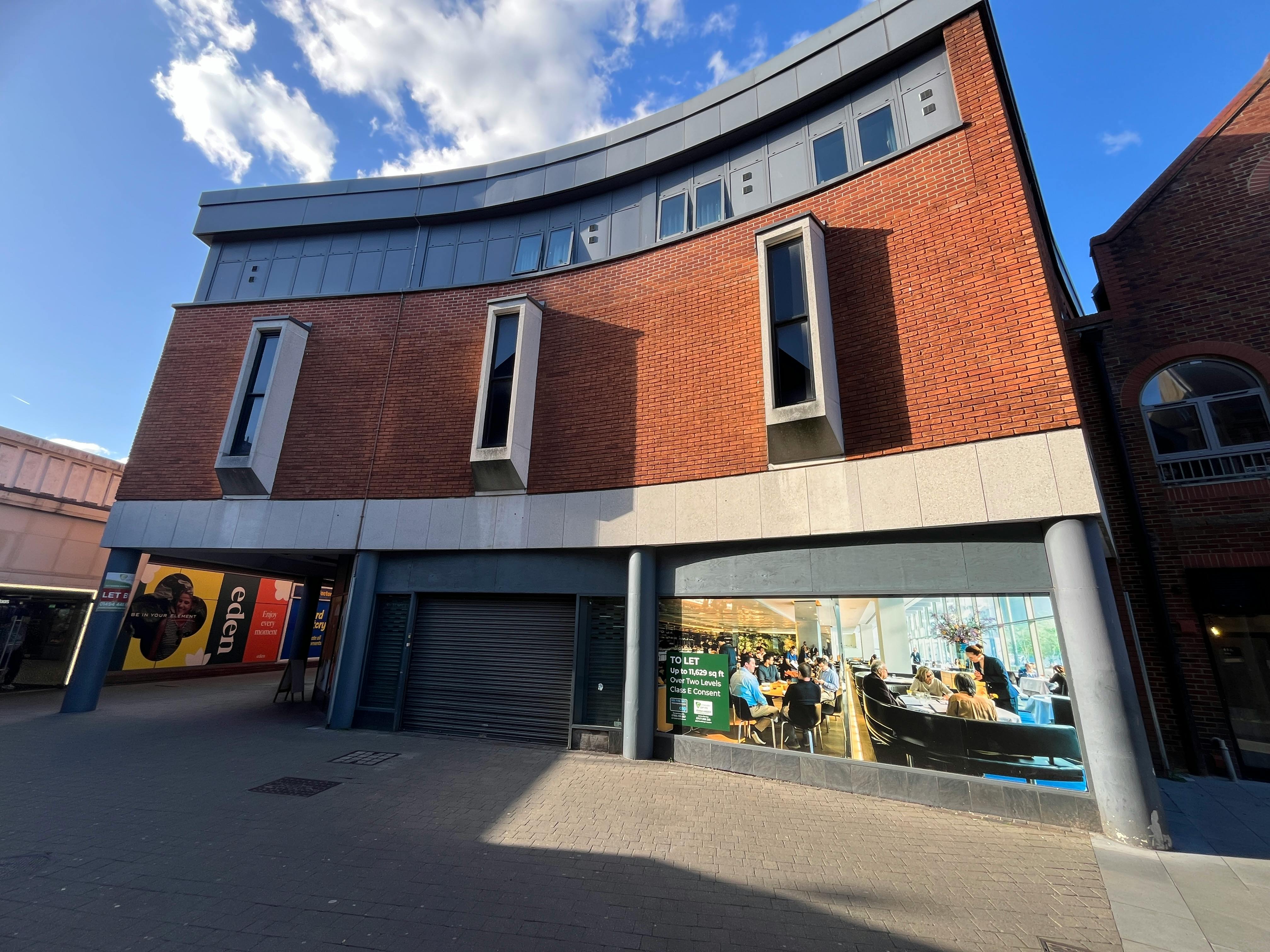 17-19 Octagon Parade, High Wycombe, Retail To Let - 20250922_151757071_iOS.jpg