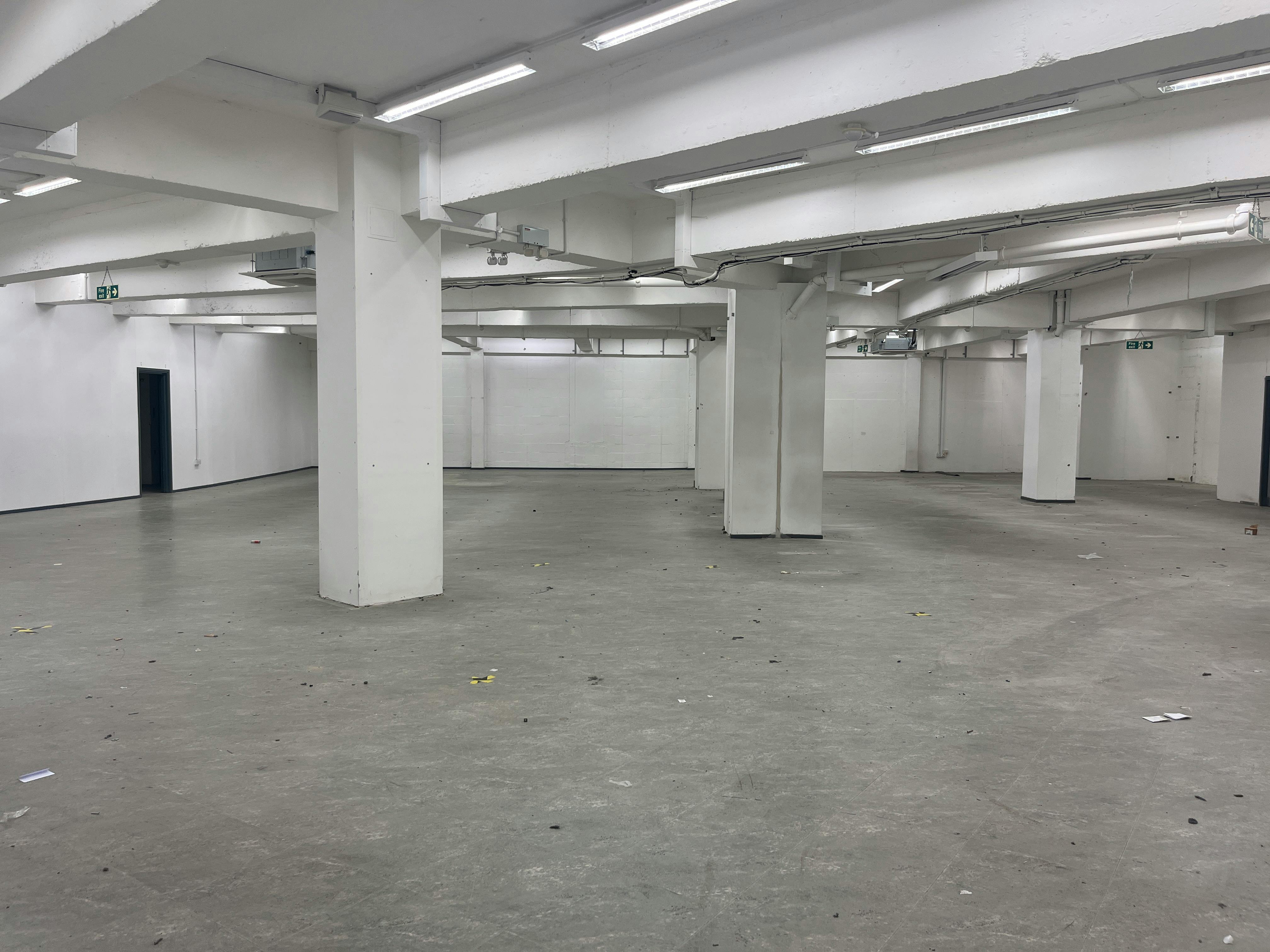 17-19 Octagon Parade, High Wycombe, Retail To Let - IMG_4382.JPG