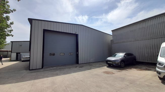 Units 10 & 12, Moniton Trading Estate, Basingstoke, Industrial / Warehouse To Let - 20250704_105629.jpg