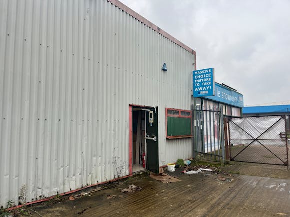 5 Broadfields Retail Park, Aylesbury, Industrial / Retail / Industrial Lease Assignment - 20250122_130309700_iOS.jpg