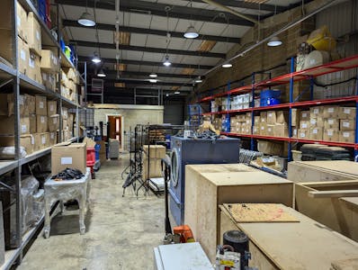 Unit 4, Watford, Trade Counter / Warehouse To Let - PXL_20250122_113618093.jpg