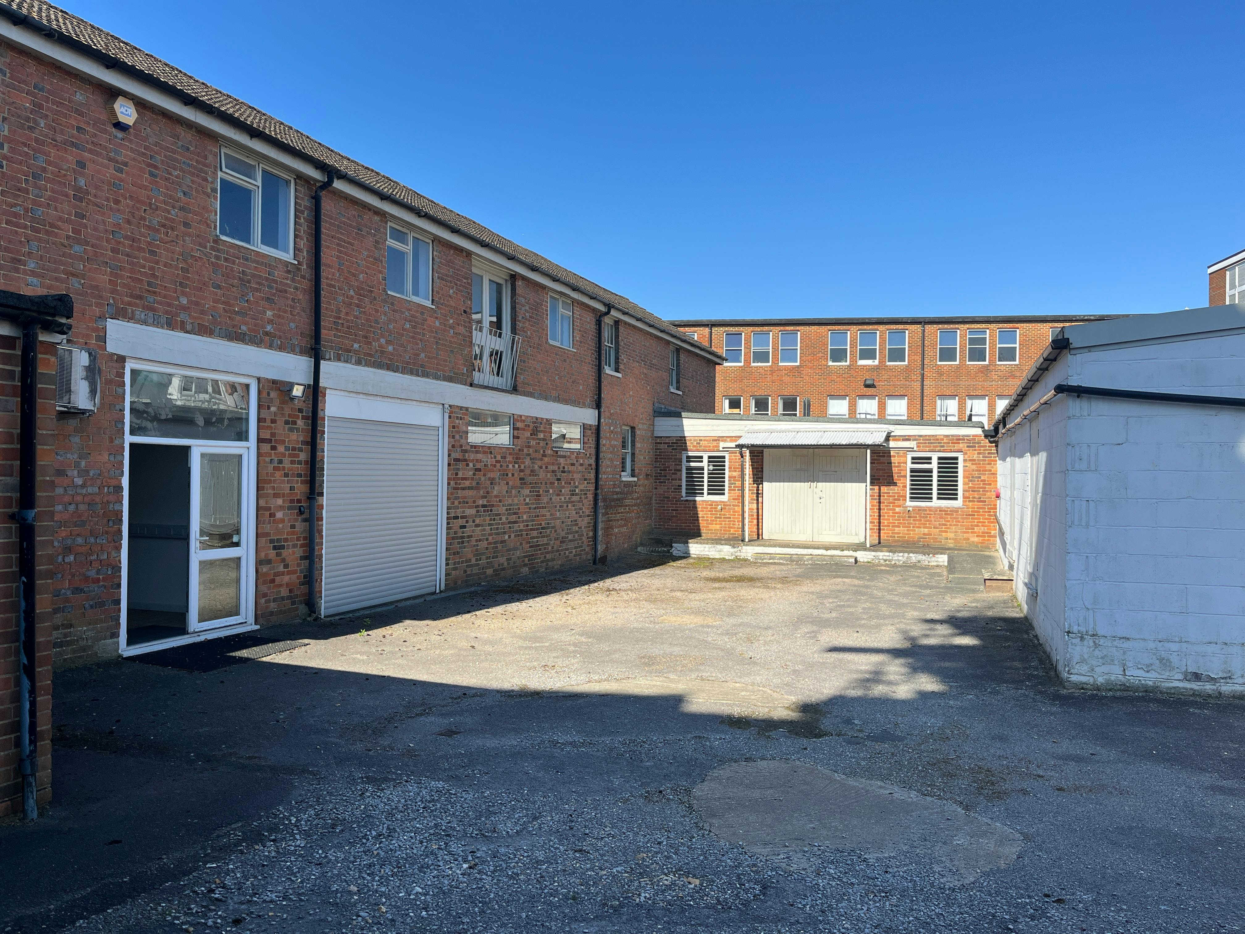 37 Bishopric, Horsham, Industrial / Office To Let - WEB FRONT IMG_7644.JPG