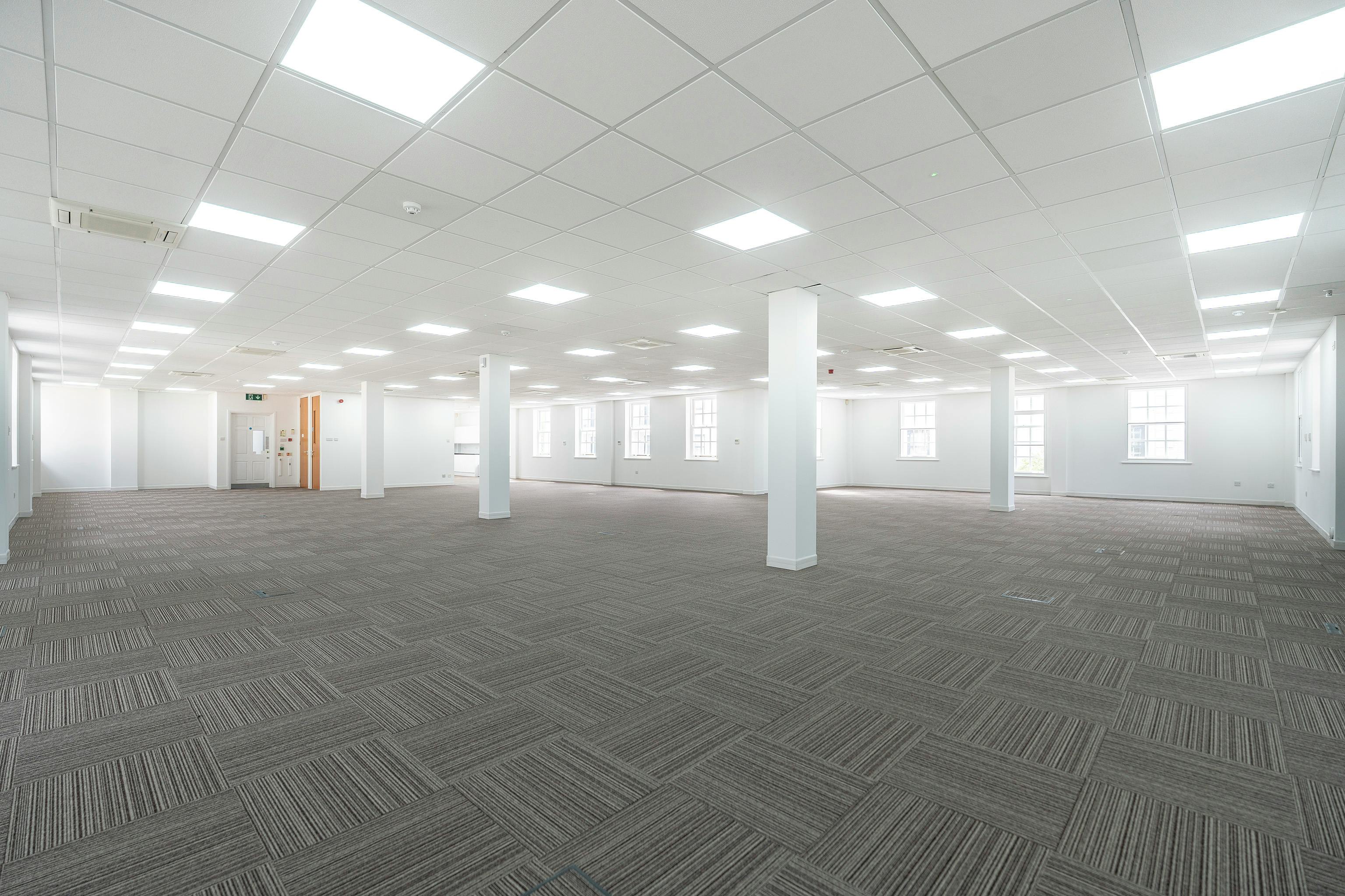 Office in Chertsey - photo 2