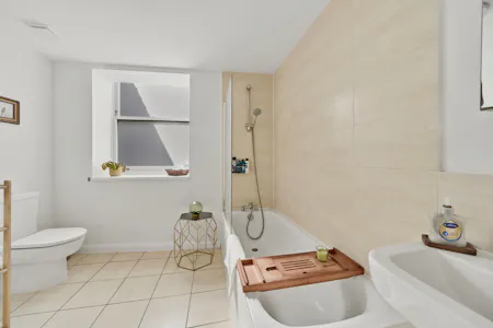 Borough High Street, London, Residential Flat To Let - Bathroom