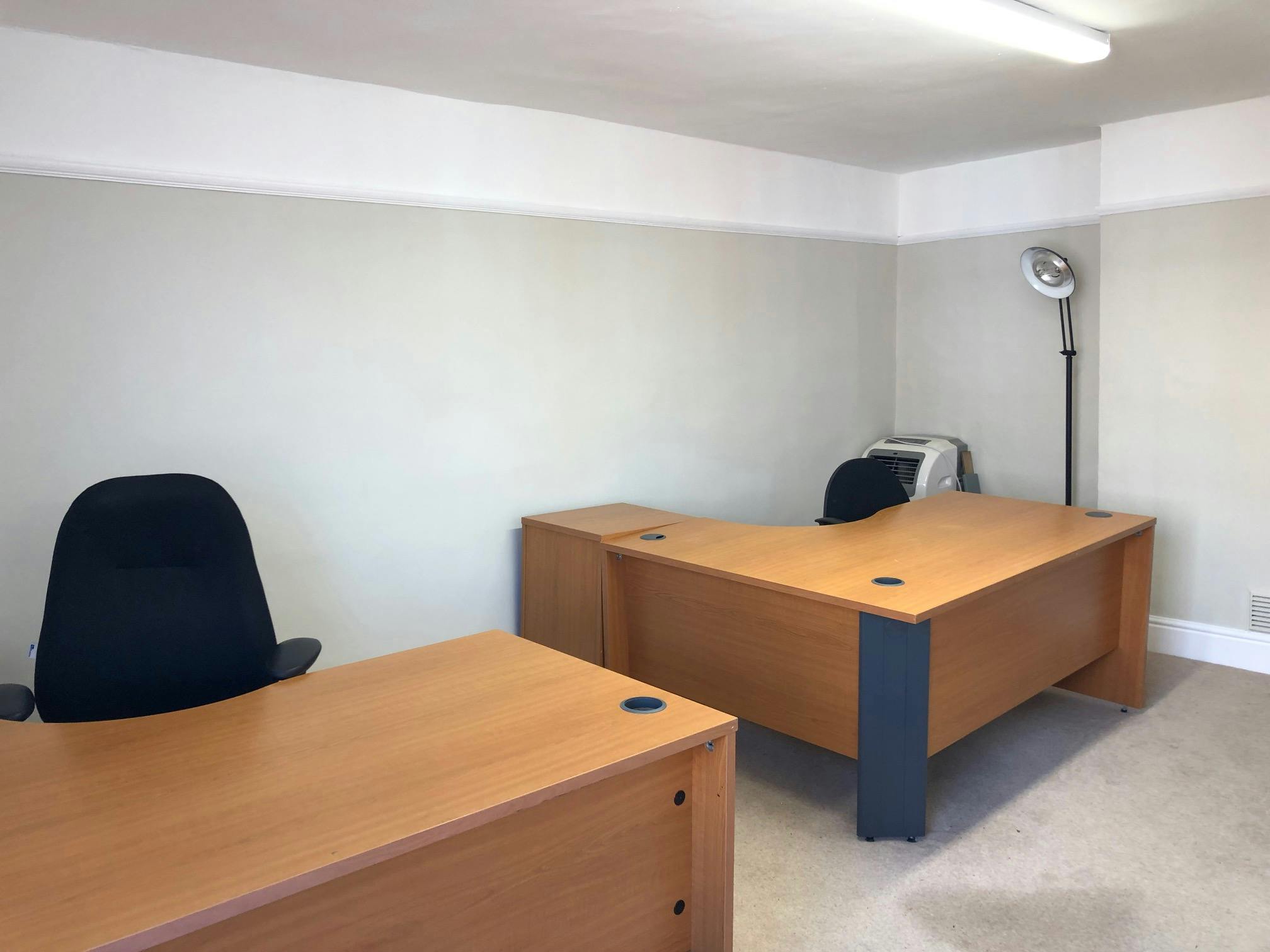 Office in Chertsey - photo 4