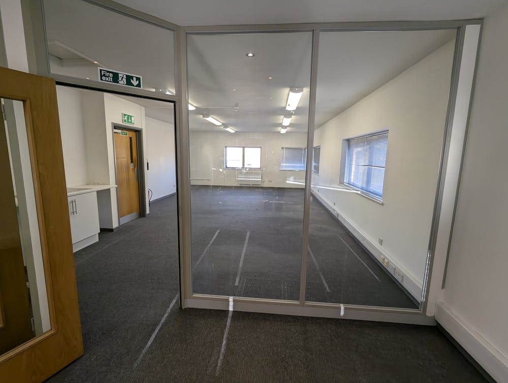 Unit 18, Woking, Industrial / Light Industrial / Office To Let - PXL_20250102_122239707NIGHT.jpg