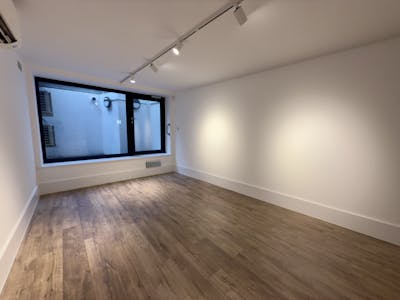 188 Tooley Street, Southwark, SE1, London, Leisure / Office / Retail To Let - 118 Tooley Street  Minimalist Room With Wood Flooring And Large Window.jpg