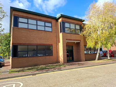 18 The Pines, Guildford, Industrial / Office To Let - 20261014_122735.jpg