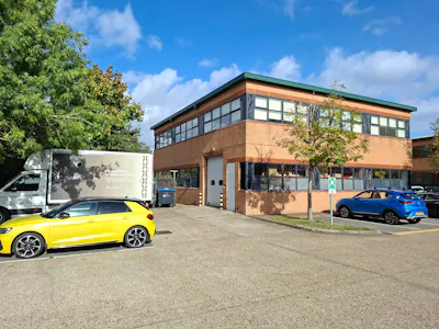 18 The Pines, Guildford, Industrial / Office To Let - 20261014_122906.jpg