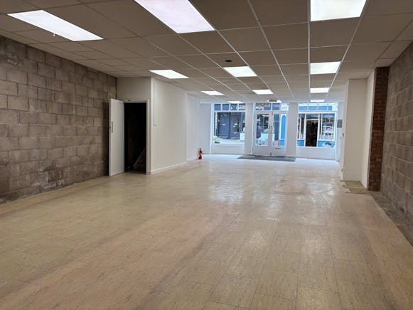58 High Street, Stroud To Let - Int 1.jpg
