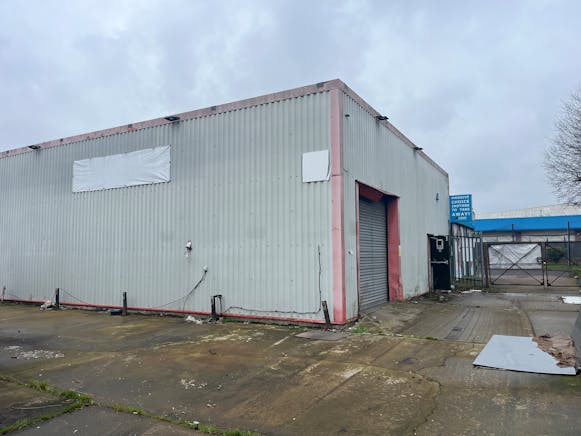 5 Broadfields Retail Park, Aylesbury, Industrial / Retail / Industrial Lease Assignment - 20250122_130256684_iOS.jpg