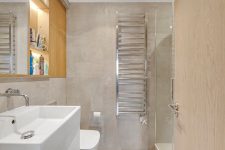 St John Street, London, Residential Flat To Let - En-Suite Bathroom