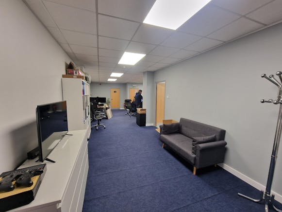 Unit 1 The Rutherford Centre, Basingstoke, Industrial To Let - 20251118_162720  Unit 1.jpg