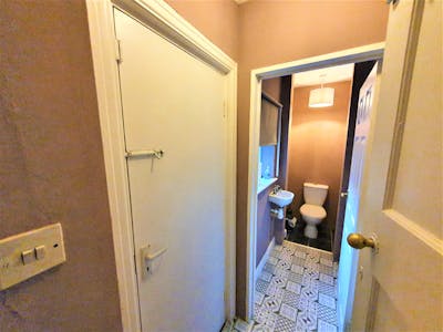 6 Kennerley Road, Stockport, Retail To Let - 20221020_124122 2.jpg