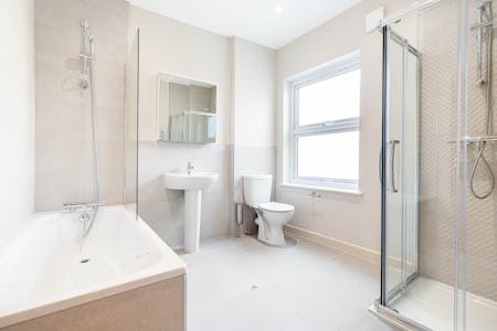Tuskar Street, London, Residential House / Terraced house To Let - Family Bathroom