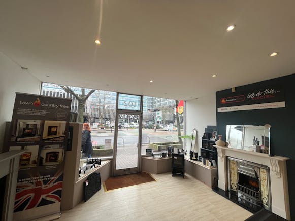 102 Tolworth Broadway, Surbiton, Health & Fitness / Restaurant / Restaurant / Retail To Let - IMG_9598 1.JPG