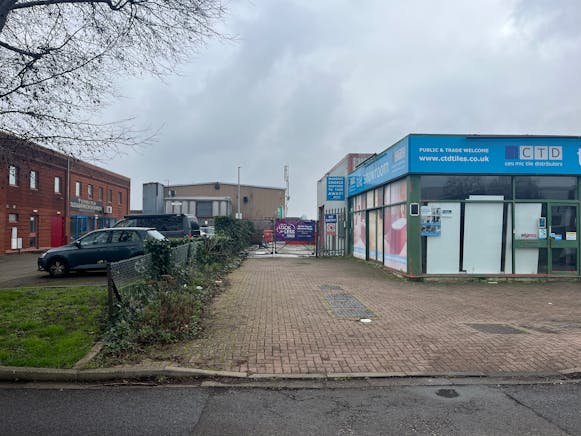 5 Broadfields Retail Park, Aylesbury, Industrial / Retail / Industrial Lease Assignment - 20250122_130456189_iOS.jpg