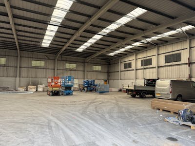 Unit B Valley Park, Watford, Light Industrial / Warehouse To Let - IMG_5019.jpg