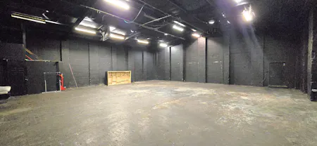 Unit 13, Lyndean Industrial Estate, London, Industrial To Let - 20260224_135040 - Edited.jpg