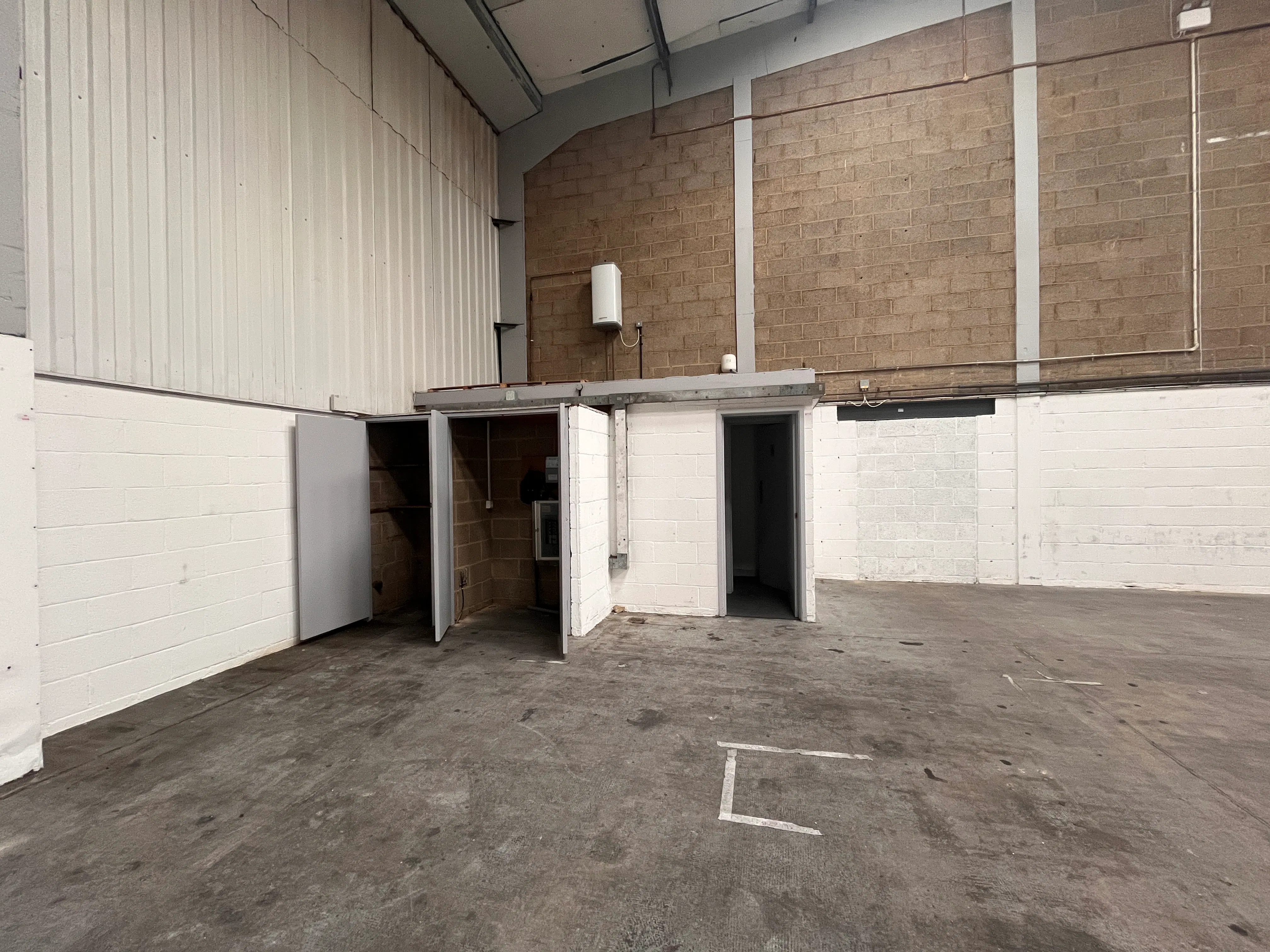 16 March Place, Aylesbury, Industrial To Let - 20260608_114742725_iOS.jpg