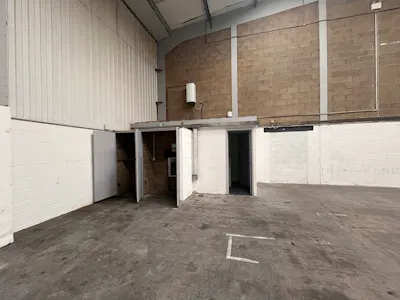 16 March Place, Aylesbury, Industrial To Let - 20260608_114742725_iOS.jpg