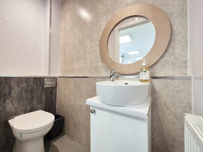 1827 Maryhill Road, Glasgow, Retail For Sale - toilet.jpg