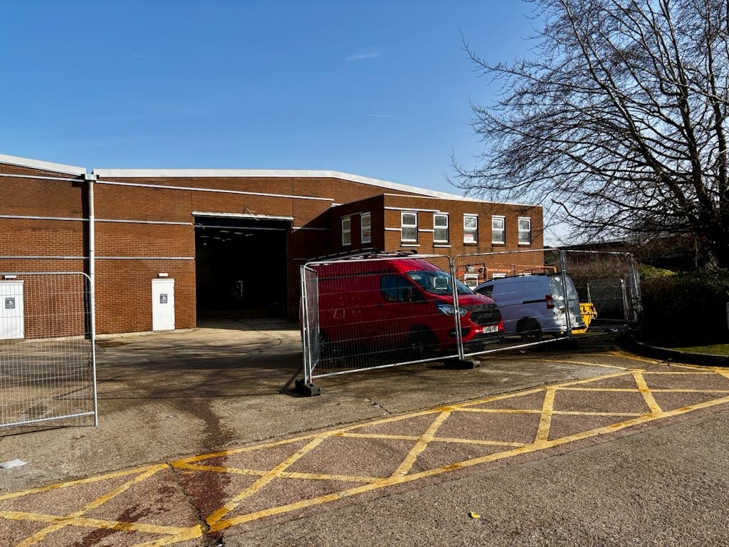 Unit 1 Walter Lawrence Trading Estate, Lawrence Industrial Estate, Dunstable, LU6 1BD