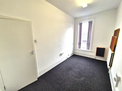 6 Howard Street, Glossop, Office To Let - 20260602_162313.jpg