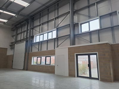 Unit 4, Vulcan Business Park, Crawley, Industrial / Warehouse To Let - 20260108_115626.jpg
