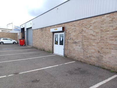 35 Loverock Road, Reading, Industrial / Warehouse To Let - 35 door v1.jpg