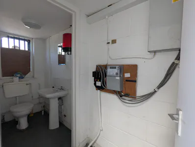 Unit 30, Watford, Warehouse To Let - PXL_20260703_082540950.jpg
