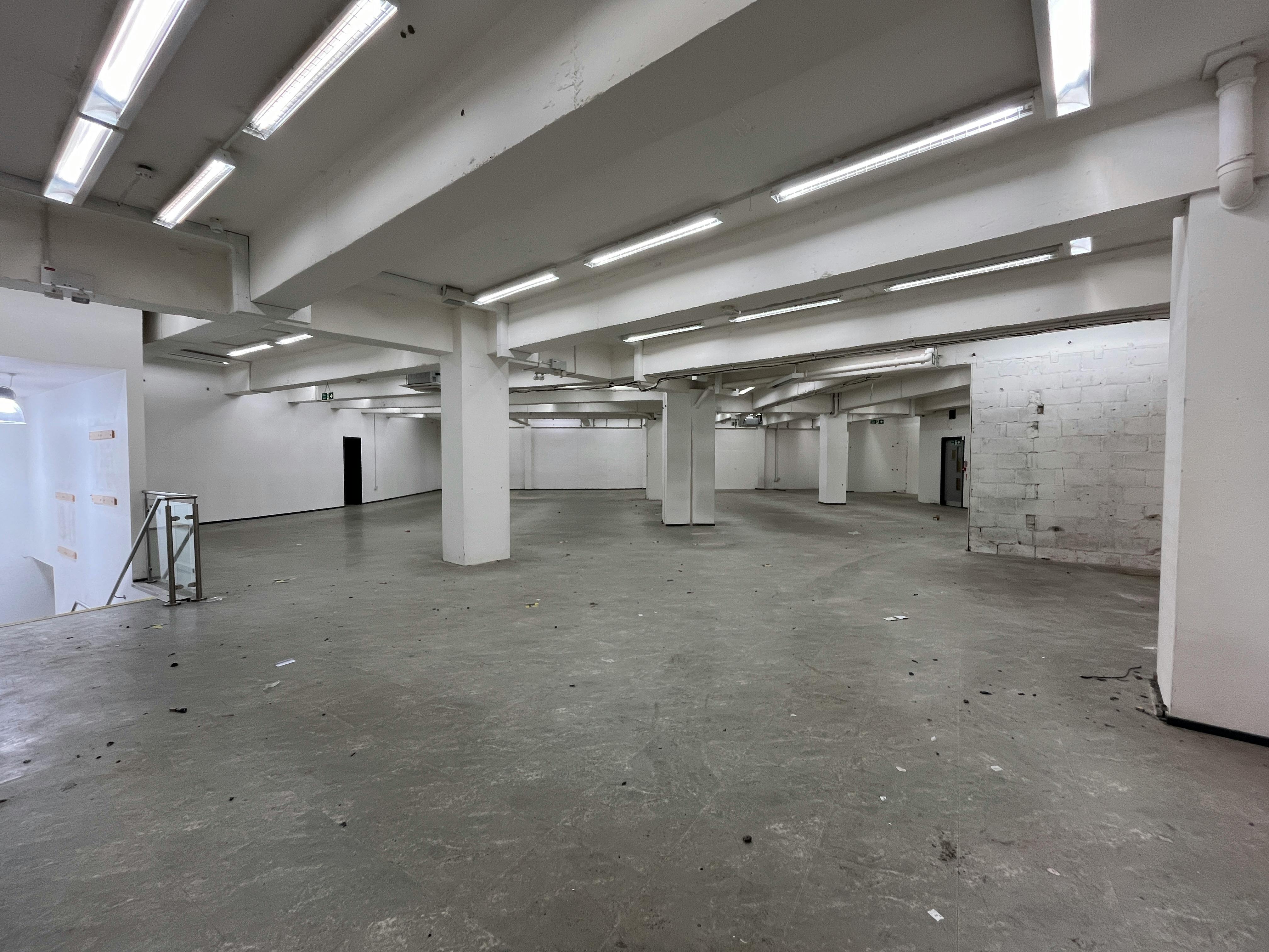 17-19 Octagon Parade, High Wycombe, Retail To Let - IMG_4383.JPG