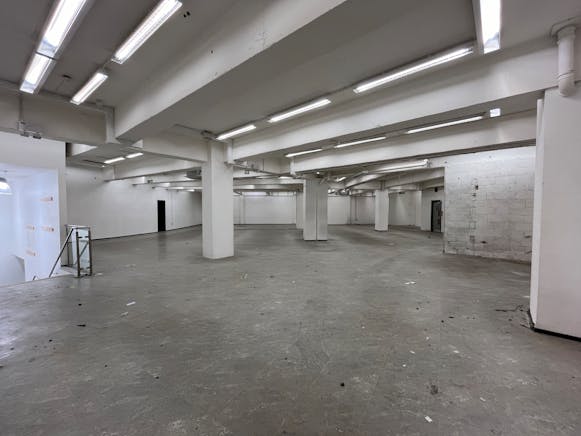 17-19 Octagon Parade, High Wycombe, Retail To Let - IMG_4383.JPG