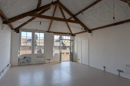 Unit 12, 5 Durham Yard, London, Office To Let - PXL_20260408_102910069.jpg