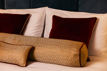 The Royal Bell, London, Office To Let - hotelbanner.png