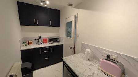 First Floor Offices, 6 Quarry Street, Guildford, Office To Let - PXL_20251013_085654303MP.jpg