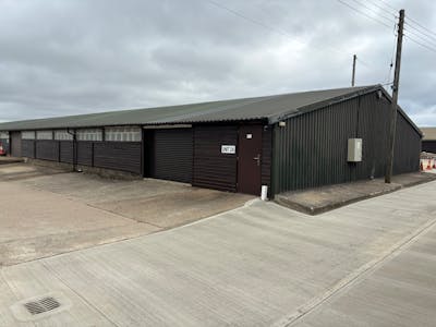 2A Marsh Hill Farm, Aylesbury, Industrial To Let - 2A EXTERIOR.jpeg
