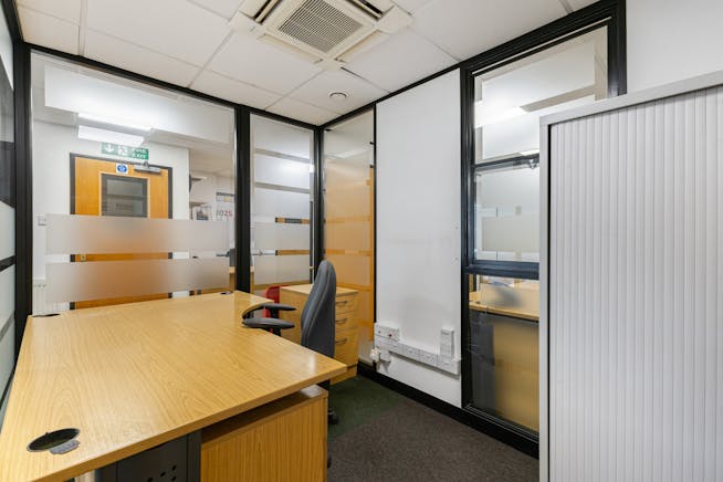 Showroom / Warehouse unit, 4-12 Kempson Close, Aylesbury, Industrial / Retail To Let - 101955_4-12-Kempson-Close-Gatehouse-Way (17).jpg